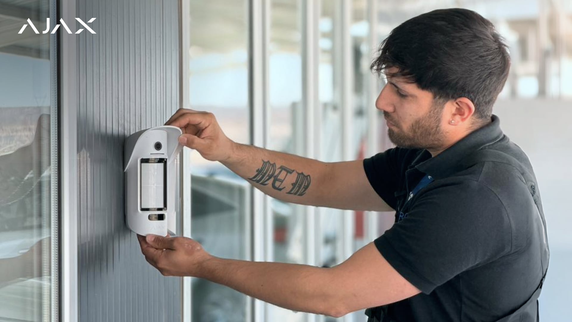 MotionCam Outdoor Jeweller detectors protect the car dealership's external perimeter