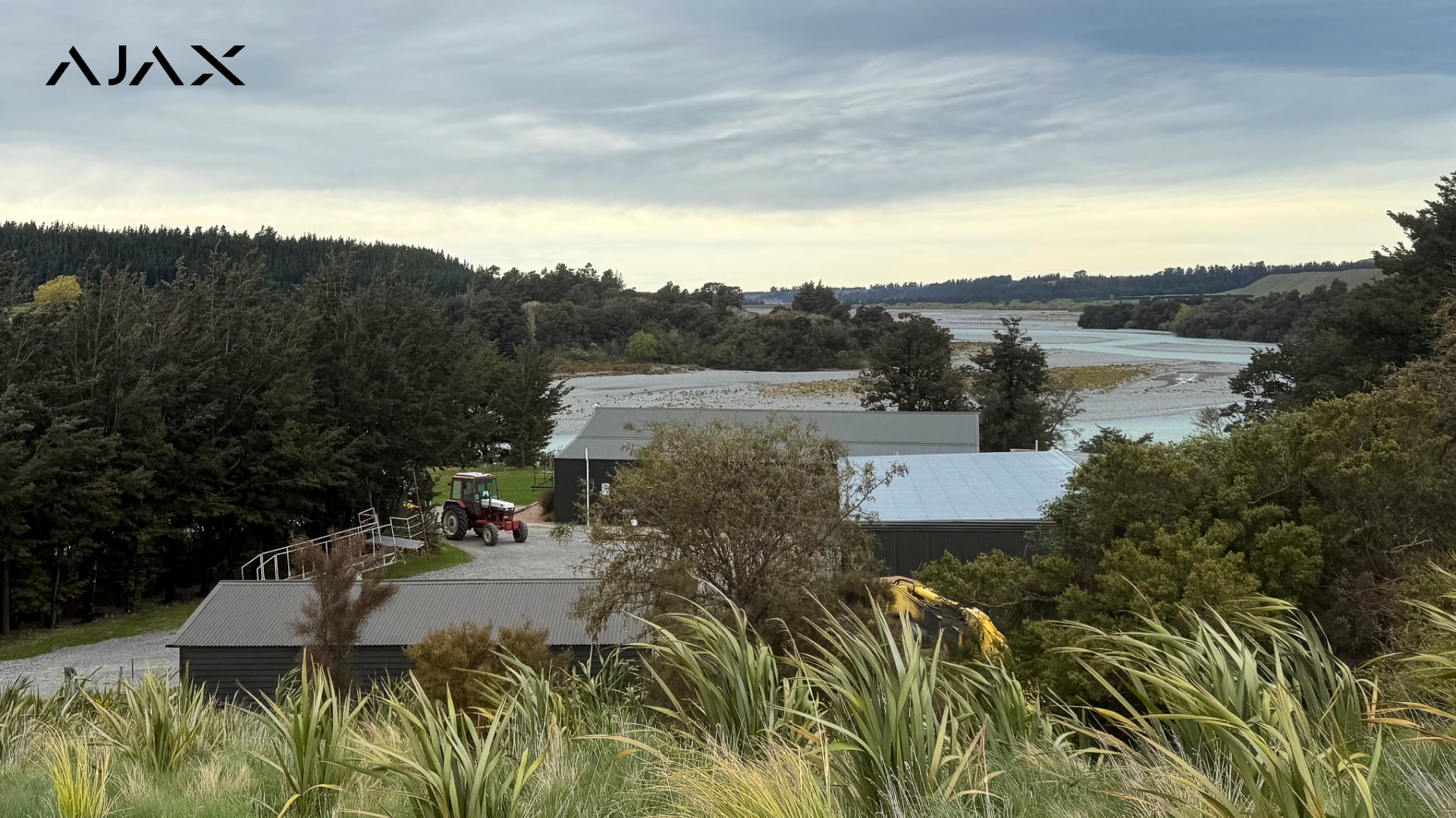 Объект компании включает несколько зданий, поэтому система должна была обеспечивать значительное покрытие