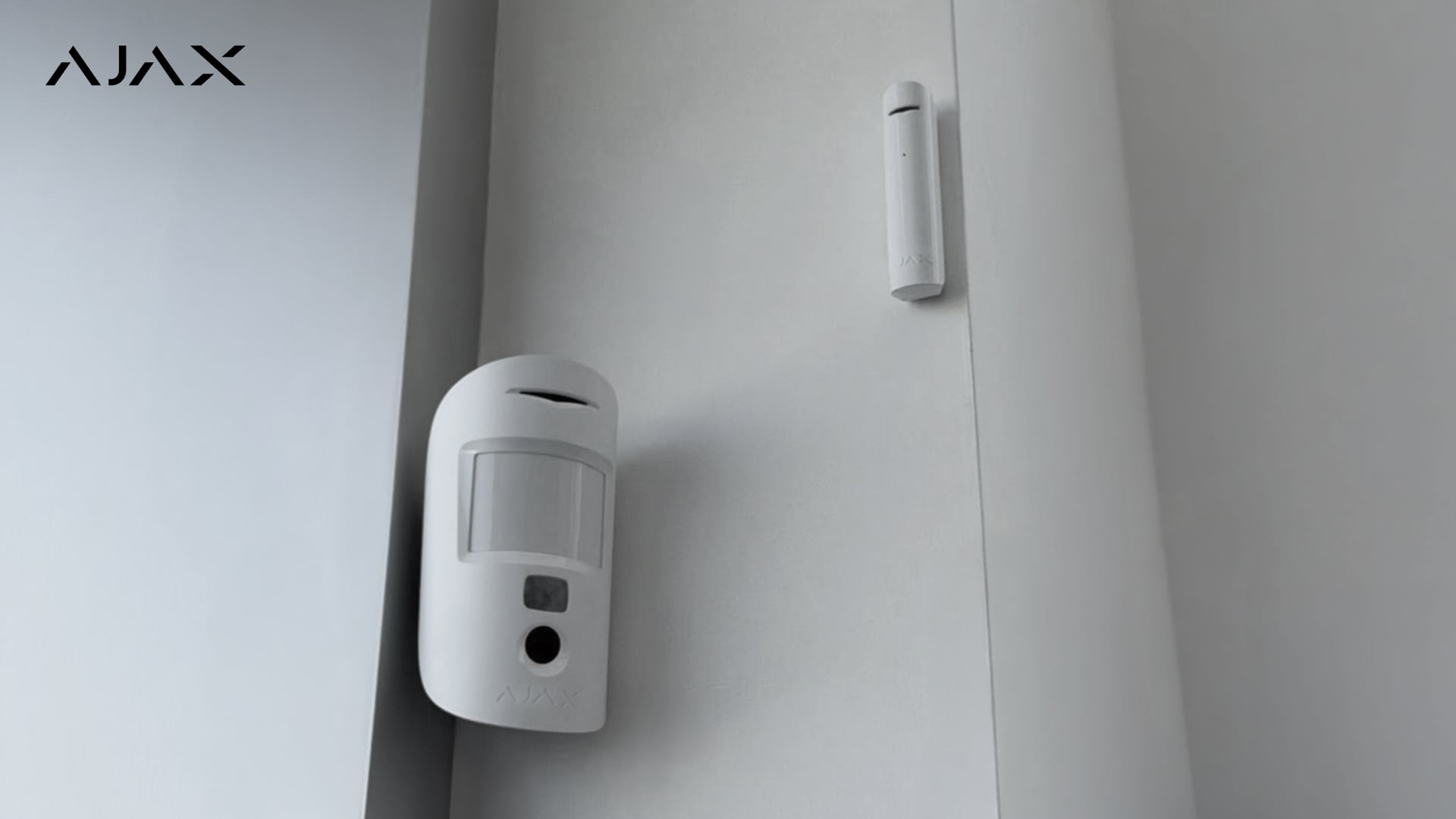 MotionCam Jeweller and GlassProtect Jeweller detect motion and glass break events inside the premises