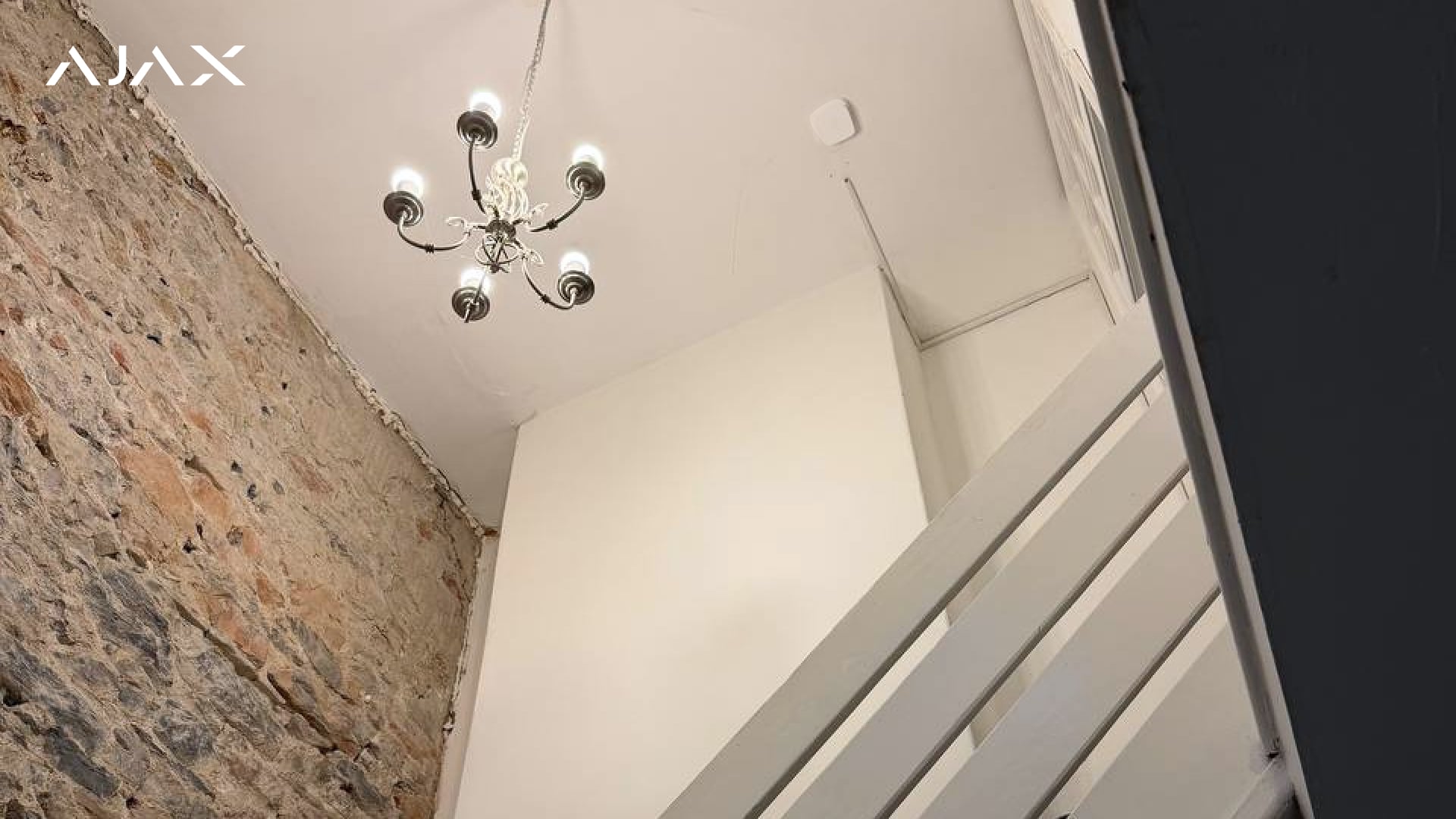 Пожарные устройства Ajax установлены над лестницей