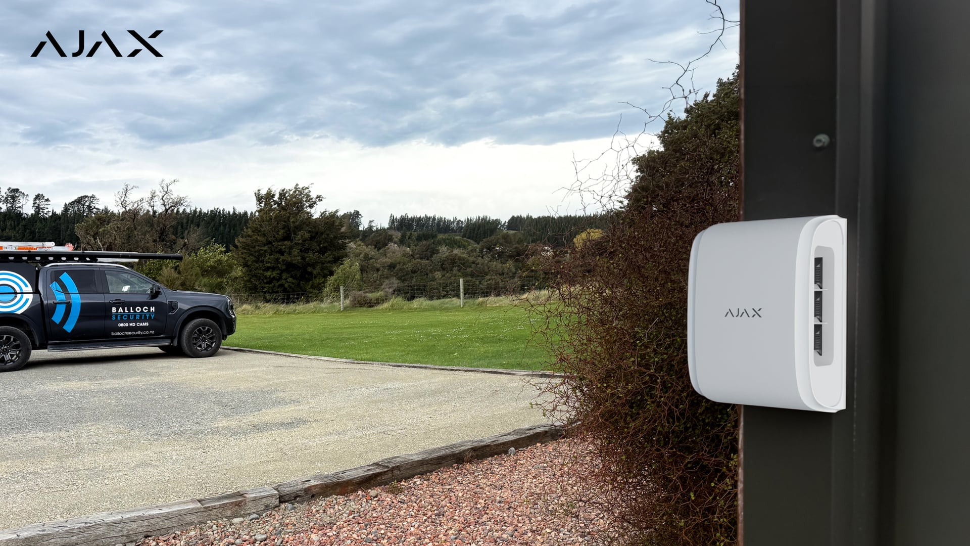 Двунаправленный датчик DualCurtain Outdoor Jeweller защищает периметр объекта