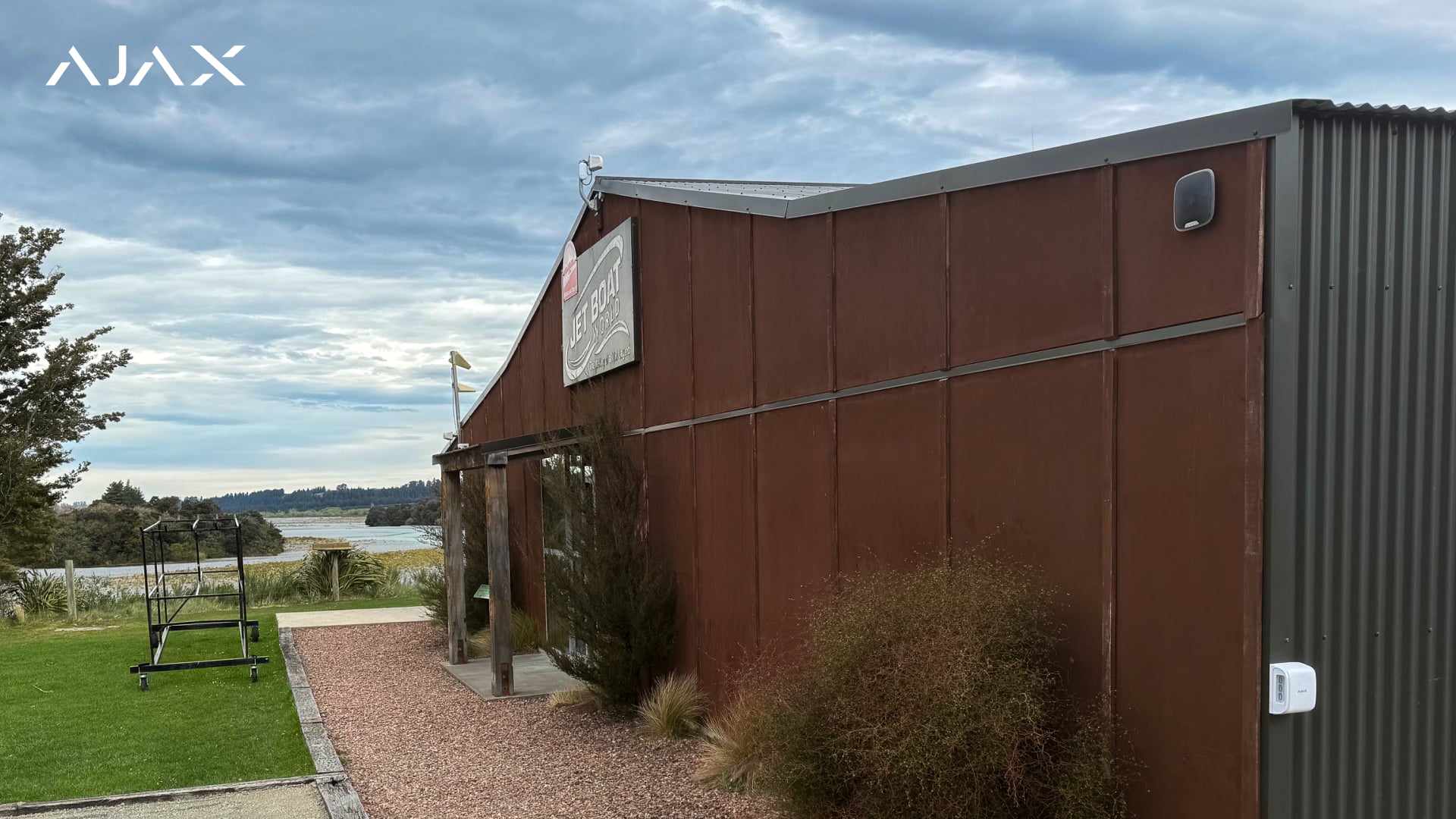 StreetSiren Jeweller отпугивает злоумышленников сразу после тревоги