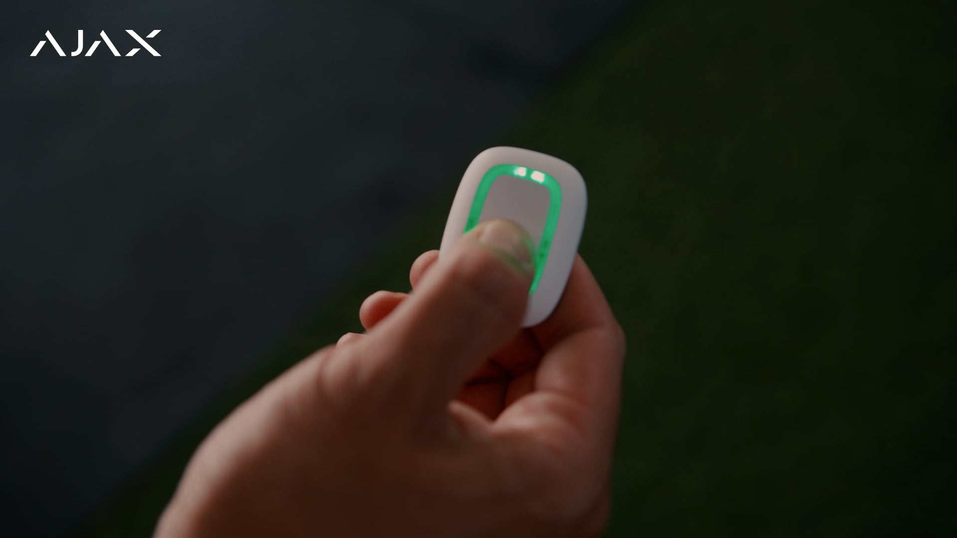 Button Jeweller позволяет мгновенно вручную активировать сценарии освещения и полива